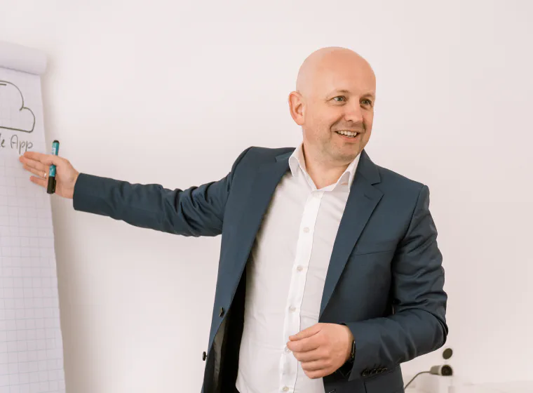 André Krämer erklärt eine Lösung am Flipchart