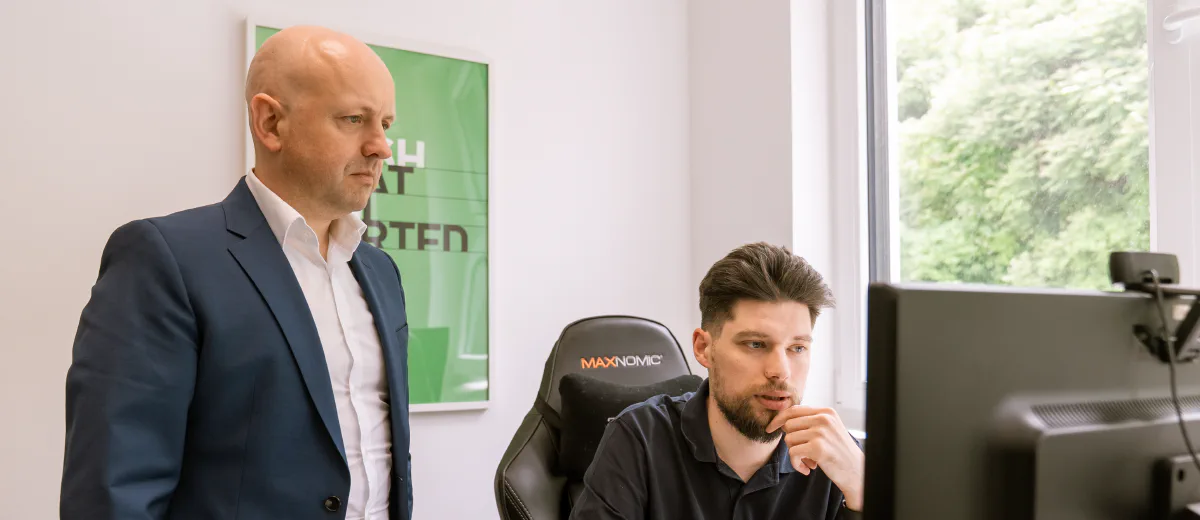 André Krämer begleitet einen Entwickler am Bildschirm