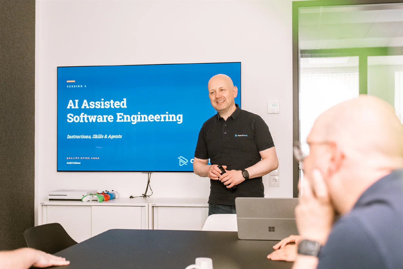 André Krämer hält eine Trainings-Session zu AI Assisted Software Engineering vor Teilnehmern